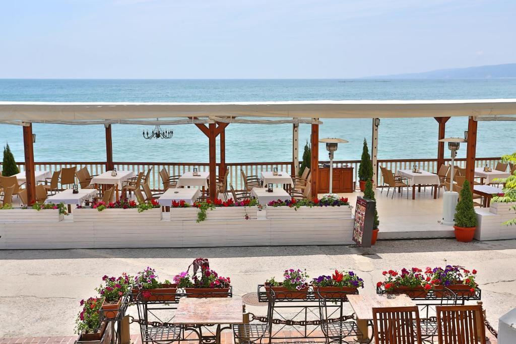 White House Family Hotel Spa Zone Baltschik Exterior foto