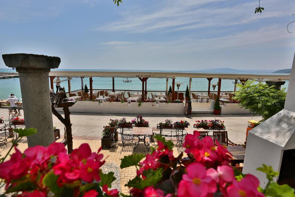 White House Family Hotel Spa Zone Baltschik Exterior foto